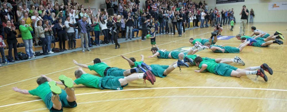 Die Basketballer der USV Rhinos feiern ausgelassen den zweiten Playoff-Sieg gegen den Lokalrivalen Hallescher SC 96. Nun beginnt die Vorbereitung auf die zweite Regionalliga.