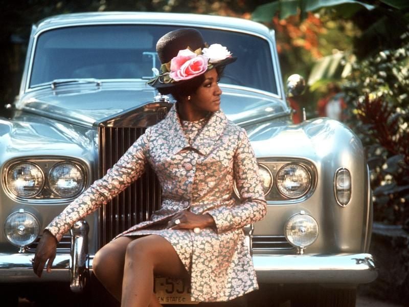 Die amerikanische Sängerin Grace Bumbry sitzt auf der Stoßstange ihres Rolls Royce. Foto: Horst Ossinger