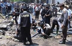 Spurensuche nach den schweren Bombenanschlägen vom 12. Oktober 2002 auf Bali. Durch die Explosionen in der Küstenstadt Kuta waren 202 Menschen ums Leben gekommen, darunter sechs Deutsche. (Archivfoto: dpa)