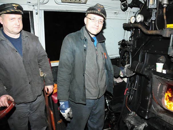 Auf dem Führerstand der 52 8079-7 Lokführer Martin Hallbauer (links) und Heizer Karsten Engler. Eng geht es in der Küche eines Mitropa-Speisewagens zu. Chefkoch Klaus Habermann bereitete darin wohlschmeckende Speisen.