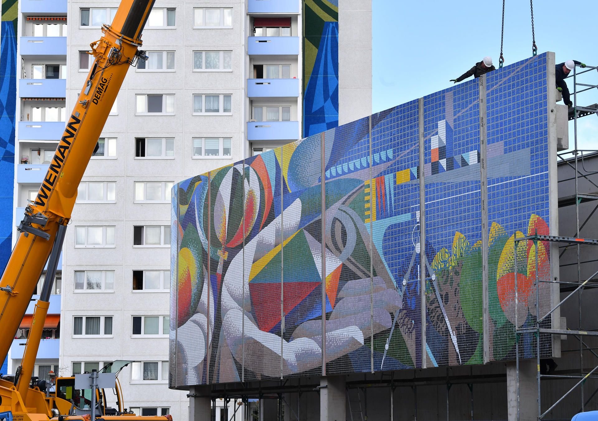 Jetzt hängt es wieder am Moskauer Platz in Erfurt: Das Großwandbild aus Zigtausenden bunten Glasmosaikstücken von Josep Renau.