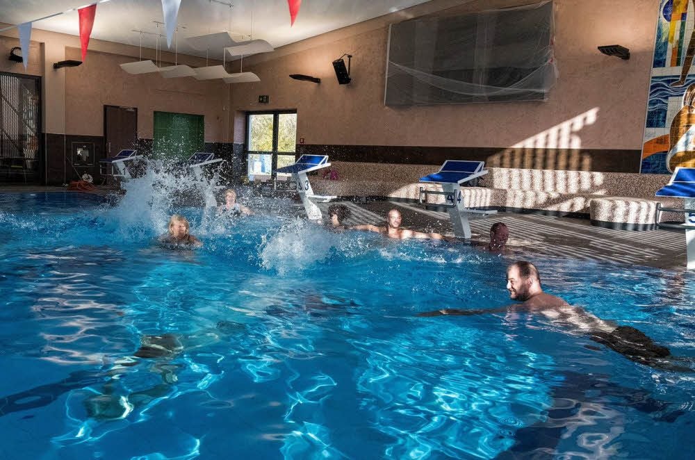 Ausgewählte Gruppen testen nun die Schwimmhalle.