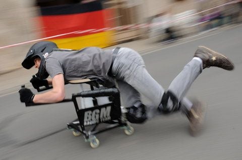 58. Teilnehmer maßen sich auf einer rund 200 Meter langen abschüssigen Straße mit ihren Stühlen. Dabei dürfen sie ihre Bürostühle lediglich mit Händen oder Füßen antreiben. (FOTO: DPA)
