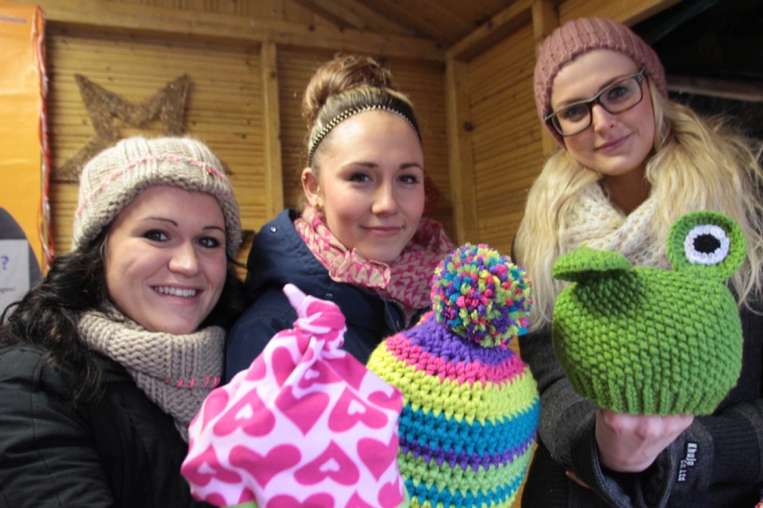 Janine Holzapfel, Elisabeth Heller und Anja Müller (v.l.) verkauften bezaubernde Strickmützen.