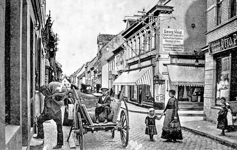 Der Hettstedter Freimarkt um das Jahr 1910. Die Bäckerei Dörfer erhält wahrscheinlich gerade frisches Mehl.