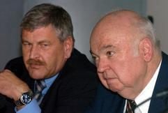 Der NPD-Vorsitzende Udo Voigt (l.) und der DVU-Vorsitzende Gerhard Frey schließen am Samstag (15.01.2005) in München eine Wahlallianz. (Foto: dpa)