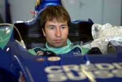 Heinz-Harald Frentzen bei einer Sitzprobe am Dienstag (17.09.2002) im Sauber im Schweizer Hinwil. Der Formel-1-Pilot wird sein Comeback im Sauber-Team wahrscheinlich schon in knapp zwei Wochen beim Grand Prix der USA in Indianapolis geben. Nach Informationen der Tageszeitung «Die Welt» (Mittwochausgabe) sei der Weg für einen vorzeitigen Wechsel zu dem Schweizer Rennstall frei, wenn sich Frentzen in dem neuen Rennwagen sicher fühlt. Derzeit wird noch die Sitzschale aus Carbonfiber angepasst. dpa (Zu dpa 0430 vom 17.09.2002)