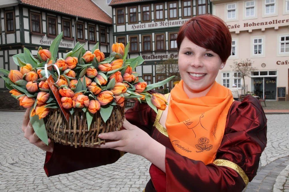 Selina Kulbe verteilt die Tulpen.