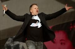 Herbert Grönemeyer steht am Freitag (18.06.2004) beim Open- Air-Konzert am Lausitzring bei Klettwitz auf der Bühne. Es ist sein einziger Open-Air-Auftritt im Osten Deutschlands. Etwa 50 000 Zuschauer werden erwartet. Das Konzert gehört zu einem von sieben zusätzlichen Auftritten in diesem Jahr nach Grönemeyers großen Erfolg des Programmes «Das Beste von gestern bis Mensch». Die Tour hatte mehr als 1,5 Millionen Besucher angezogen. (Foto: dpa)