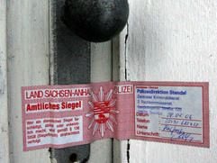 Ein Siegel mit dem Stempel der Polizeidirektion Stendal klebt über einer Tür am Wohnhaus der Familie in Schlagenthin. wo die Leiche von Benjamin (geb. im April 2003) enteckt worden war. (Foto: dpa)