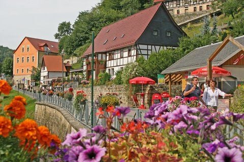 Touristen laufen durch den Kurort Rathen in der Sächsischen Schweiz. (FOTO: DPA)