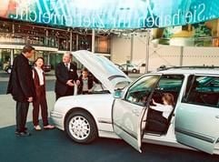 Kunden in einem Autohaus (Foto: dpa)