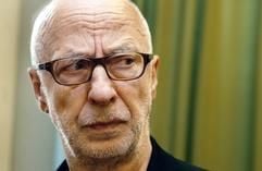 Der Maler und Kunstprofessor Jörg Immendorff wartet am Donnerstag (22.07.2004) im Düsseldorfer Landgericht auf der Anklagebank auf den Prozessbeginn. Immendorff muss sich vor dem Landgericht wegen unerlaubten Drogenbesitzes verantworten. Foto: Jörg Carstensen dpa/lnw Pool