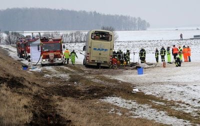 Einsatz an der Unfallstelle eines Reisebusses an der Autobahn A8 in der Nähe von Ulm (Schwaben). Mindestens zwei Menschen kamen bei dem Unfall ums Leben. (FOTO: DPA)