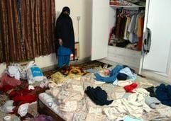 Eine Verwandte eines der neben Chalid Scheich Mohammed festgenommenen mutmaßlichen El-Kaida-Miglieder zeigt den Ort der Festnahme. (Foto: dpa)
