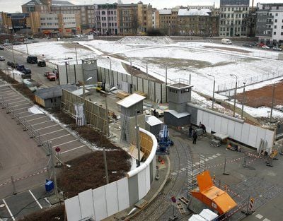 Für Dreharbeiten zum Film «Liebe Mauer» wird in der Innenstadt von Halle die Kulisse eines Teils der Berliner Mauer mit Wachtürmen errichtet. (FOTO: DPA)