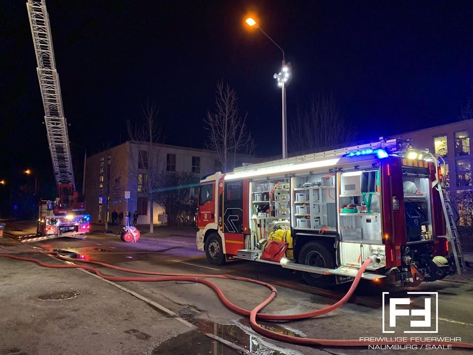 Mit Drehleiter rückte die Feuerwehr Naumburg zu einem Wohnungsbrand in die Schönburger Straße aus.