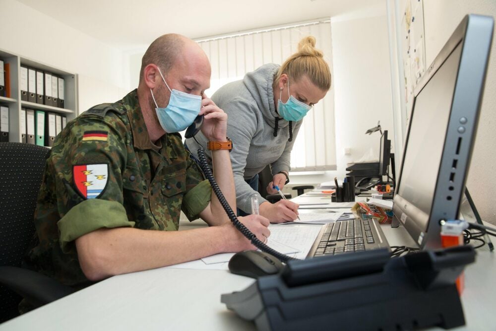 Stabsunteroffizier Oliver Weber gehört zum Team, das die Mitarbeiterin des Gesundheitsamtes Anett Steinbach anleitet.
