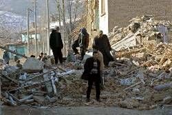 Im Erdbebengebiet in der Westtürkei (im Bild Menschen vor den Trümmern ihrer Häuser) wird mitHochdruck an der Versorgung der Opfer mit Zelten und Nahrung gearbeitet. Die Nacht zum Montag hatten Tausende von Menschen im Freien verbracht. Bei Temperaturen unter dem Gefrierpunkt konntensich viele nur an offenen Feuern wärmen. Trotz zahlreicher Nachbeben wurden keine neuen Schäden gemeldet.