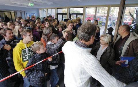 Wartende Schüler (FOTO: CHRIS WOHLFELD)