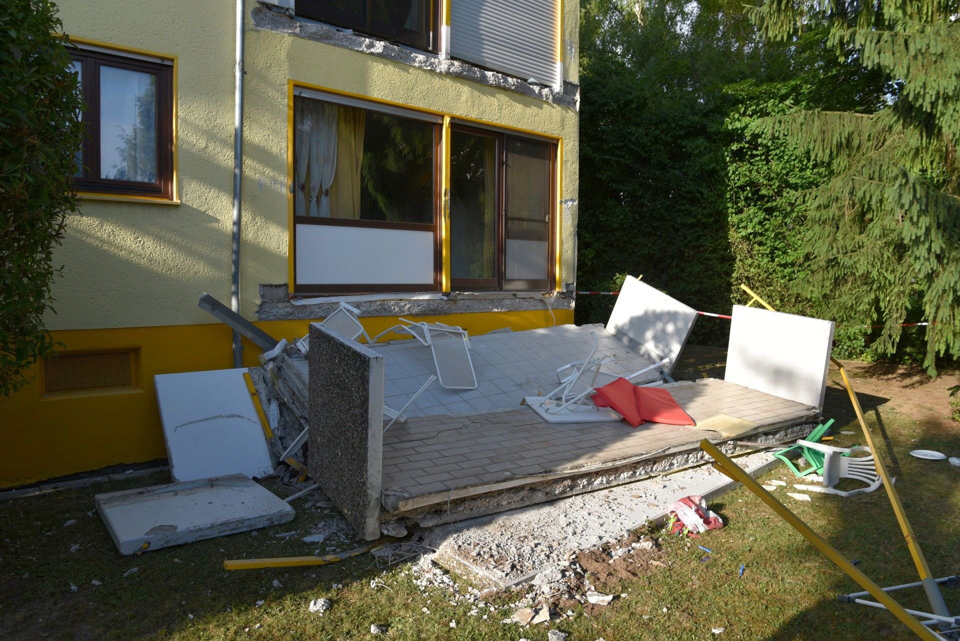 Ein abgebrochener Balkon liegt vor einem Wohnhaus in Nußloch.