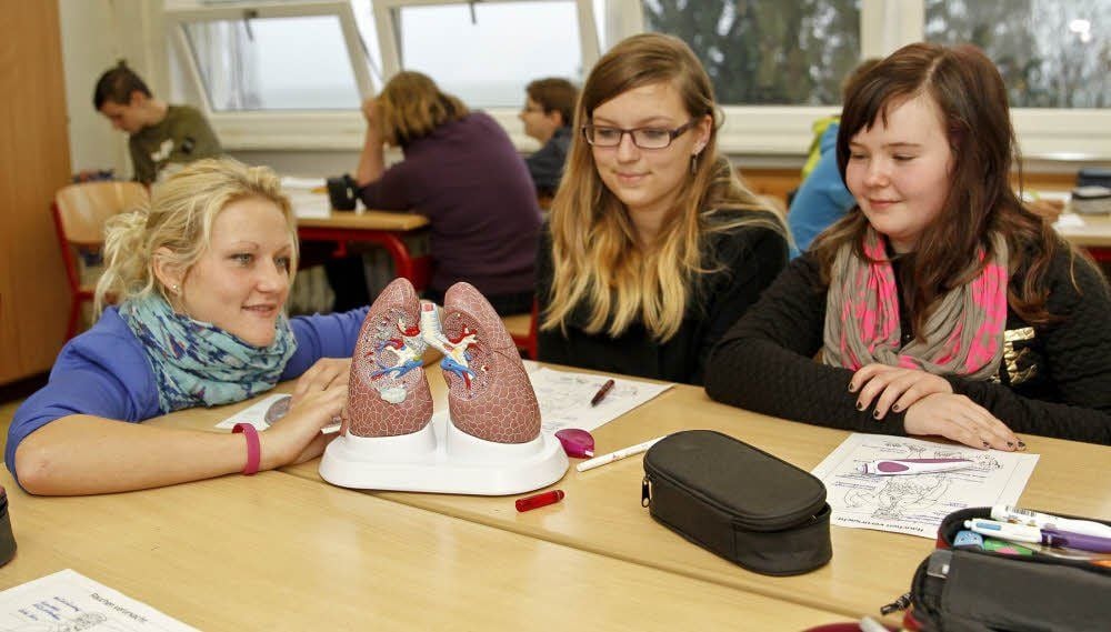 Miriam Schäfer (Studentin der Friedrich Schiller Universität in Jena) erklärt den Schülern Geena-Marie Bliedtner (13) und Vivien Seyfarth (13) das Modell der Lunge und die Auswikrungen des Rauchens.