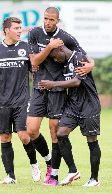 Adli Lachheb (Mitte) gratuliert Babu Sylla (rechts) zur Vorlage.