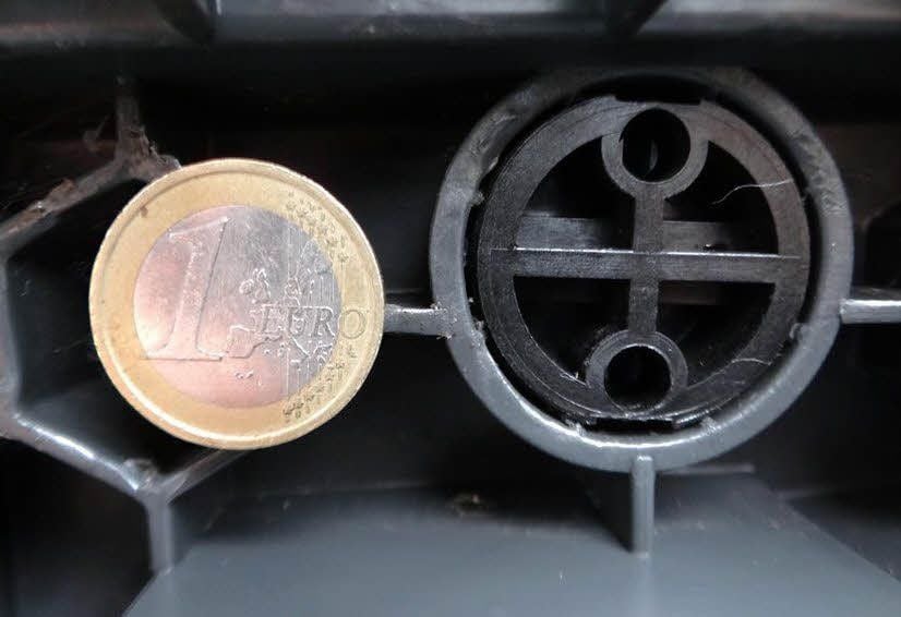 So sieht ein Chip an der Mülltonne aus, er kann auch als Stift (ähnlich einem Niet) vorkommen. Erbefindet sich links unter dem oberen Rand der Tonne.