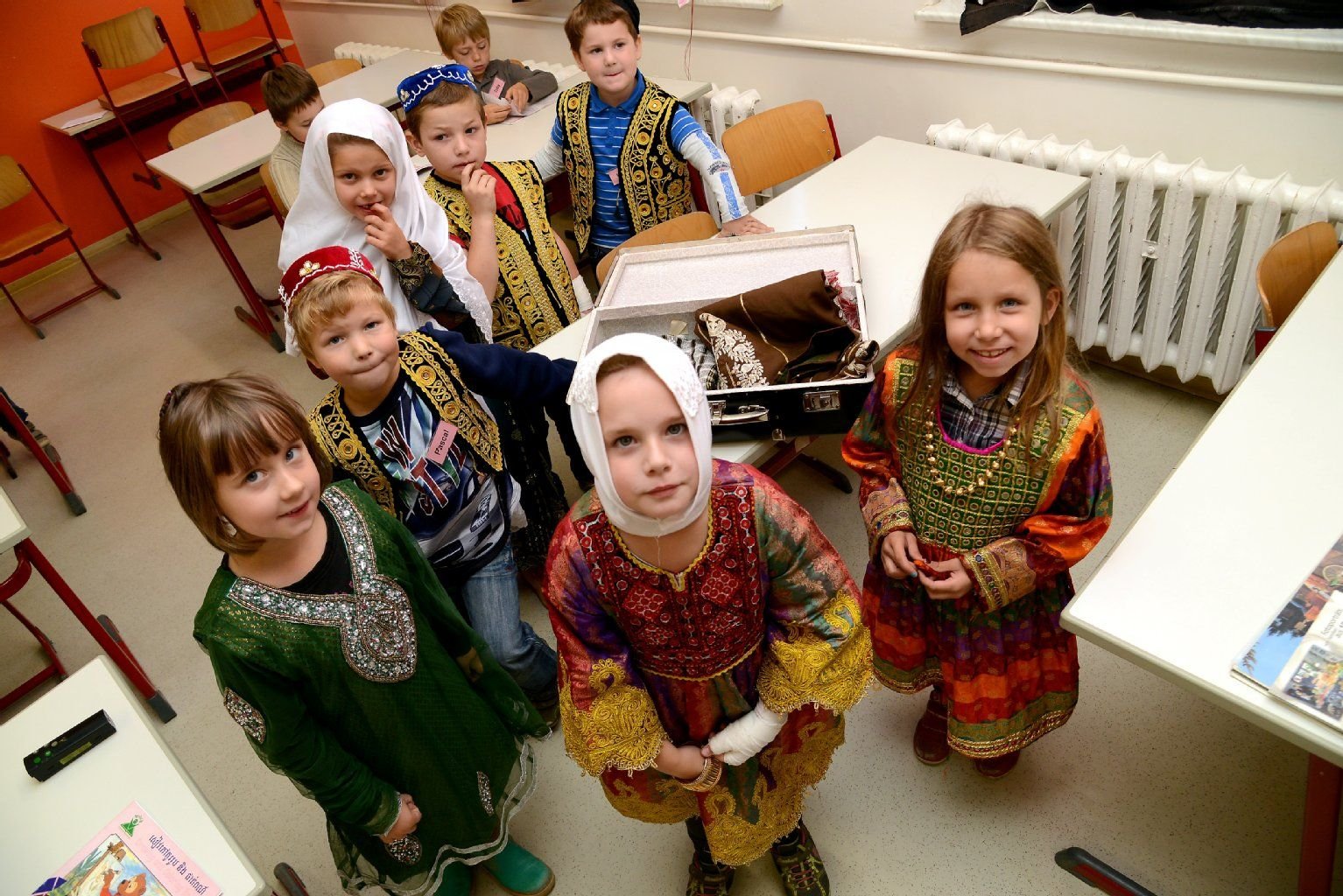 Zu der interkulturellen Wochen wurden verschiedene Partner eingeladen, die mit ihren Ideen die Projekte anregten und mit den Kindern durchführten. In einem Koffer war Kleidung, die afghanische Kinder tragen.