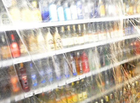 Ein abgedecktes Regal mit Spirituosen in einem Laden in Prag. Die tschechische Polizei hat nach eigenen Angaben die Hersteller des tödlichen Pansch-Alkohols entdeckt. (FOTO: DPA)