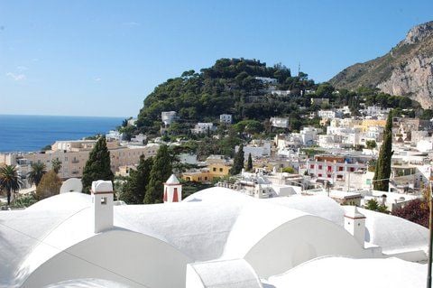 „Wenn bei Capri die rote Sonne im Meer versinkt“: Ein Schlager besang schon in den 40er-Jahren die Schönheit der Insel Capri. (FOTO: DPA-TMN)