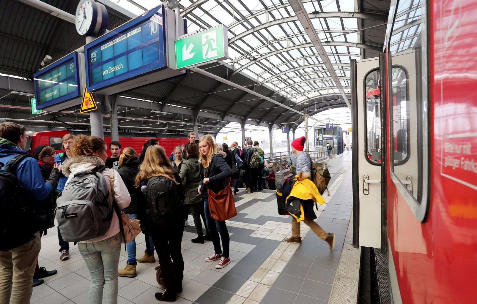 Der Streik der Lokführer ist beendet. Auf dem Hauptbahnhof in Halle zieht am Sonntag langsam wieder Normalität ein.