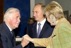 Am letzten Tag seiner Deutschland-Reise ist Russlands Präsident Wladimir Putin am Donnerstag offiziell in Dresden empfangen worden. Sachsens Ministerpräsident Kurt Biedenkopf (CDU) begrüßte Putin und dessen Ehefrau Ljudmila. Putin hat zu Dresden eine besondere Beziehung. Von 1985 an war er hier fünf Jahre als KGB-Agent im Einsatz.