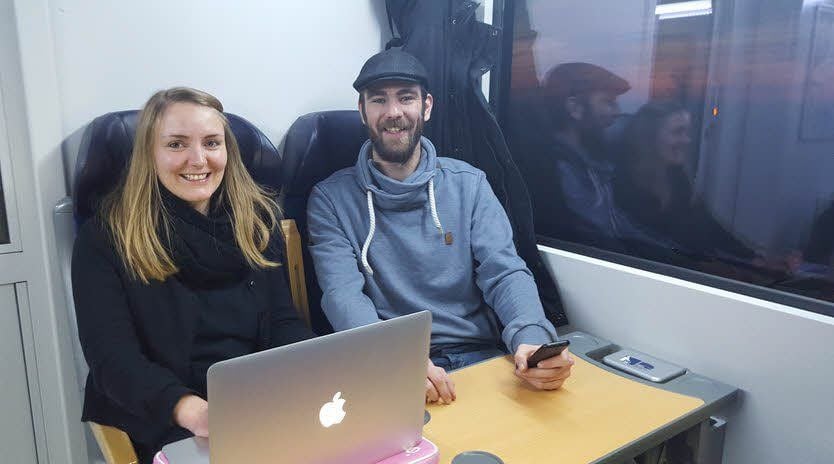 Die Geschwister Luisa und Robert Männel pendeln täglich mit der S2 zwischen Leipzig und Dessau.