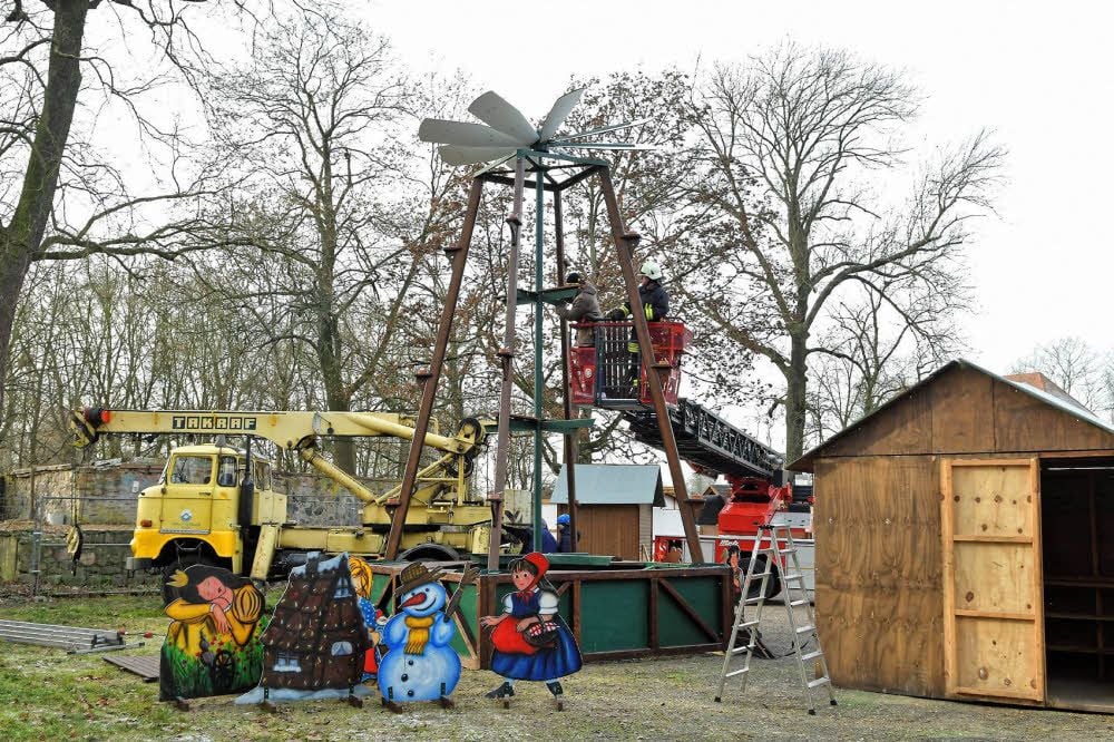 Kameraden der Freiwilligen Feuerwehr Roßlau bauen die Märchenpyramide im Burghof auf.