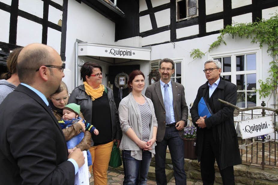 Andy Haugk (l.) übergab den Förderbescheid an Sandra Schwarzburg (Mitte).