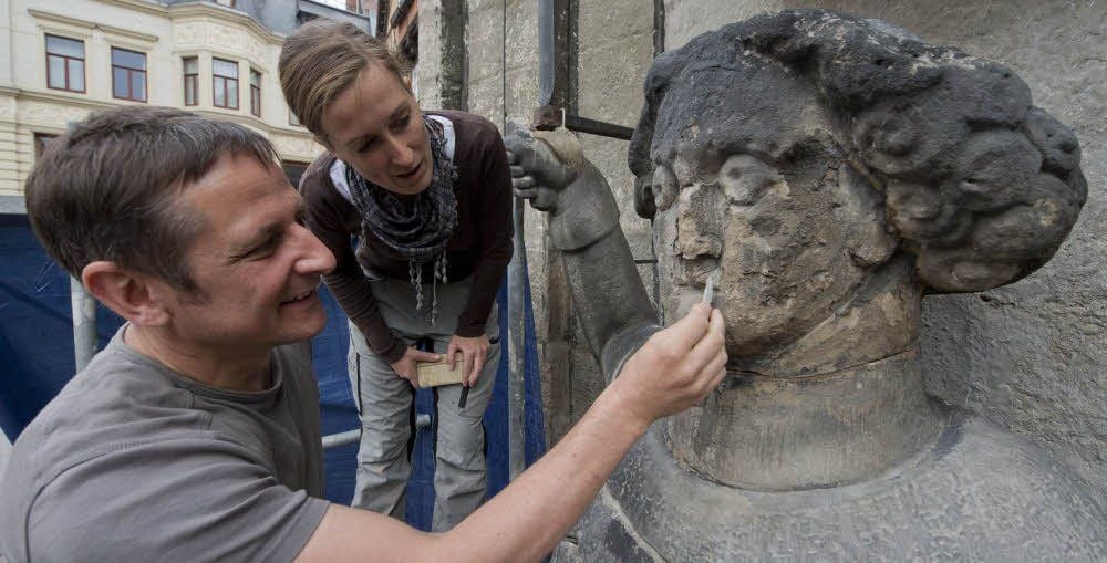 Fabian Belter und Carla Leupold werden den Roland bis Mitte November restaurieren.