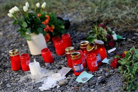 Kerzen und Blumen stehen in Eslohe an der Stelle, an der sich zwei Jugendliche mit Benzin übergossen und angezündet haben. Dabei ist ein 16 Jahre alter Junge ums Leben gekommen. (FOTO: DPA)
