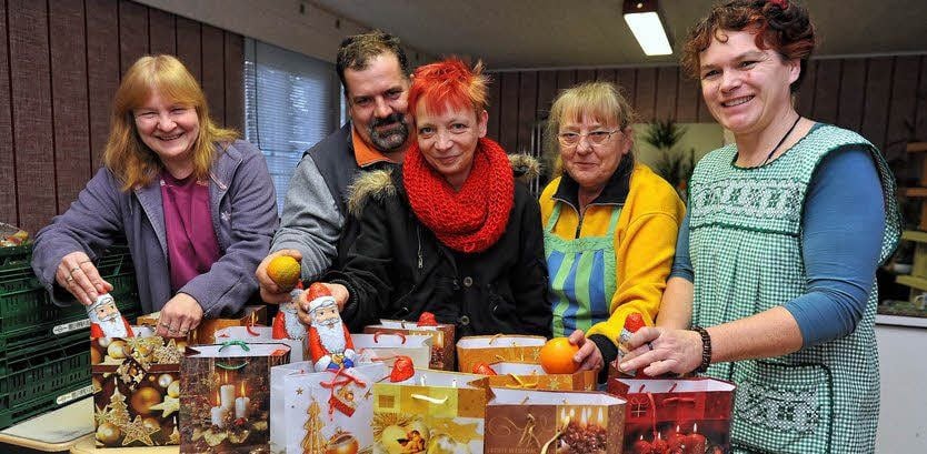 Viele Weihnachtstüten wurden für die Weihnachtsfeier am Dienstag gepackt.
