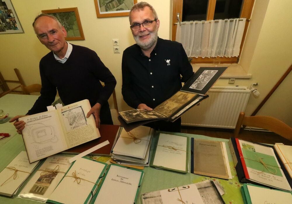 Walter Fischer (links) übergibt die Ortschroniken an Breitungens Ortsbürgermeister Hagen Schwach.