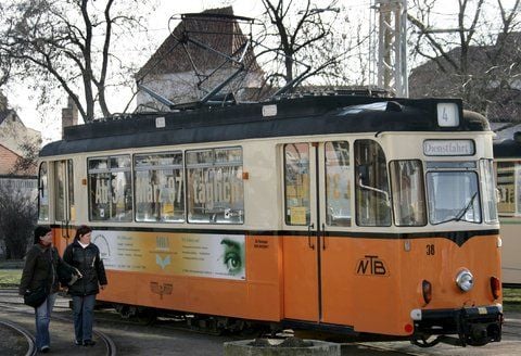 Naumburgs einzige Straßenbahn, genannt «Wilde Zicke», soll auch 2011 und 2012 täglich durch die Domstadt fahren. (FOTO: DPA/ARCHIV)