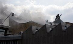 Feuerwehrmänner löschen ein Feuer in der Philharmonie in Berlin. Das Gebäude am sogenannten Kulturforum unweit des Potsdamer Platzes wurde vorsorglich geräumt. (Foto: dpa)