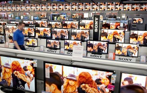 Die Qual der Wahl: Nicht nur die Zahl der angebotenen TV-Modelle ist riesig, auch die Funktionsvielfalt ist oft unüberschaubar. (FOTO: DPA)
