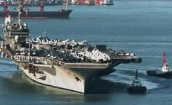 Das Bild vom März 2005 zeigt den konventionellen Flugzeugträger «USS Kitty Hawk» bei der Ausfahrt aus dem Hafen von Pusan (Südkorea). (Foto: dpa)
