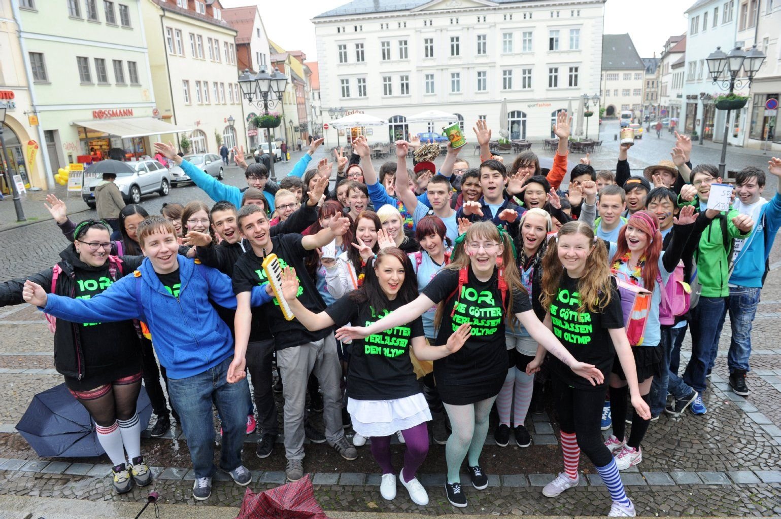 57 Schüler aus drei 10. Klassen der Katharinenschule in Eisleben haben am Mittwoch ihren letzten Schultag gefeiert.