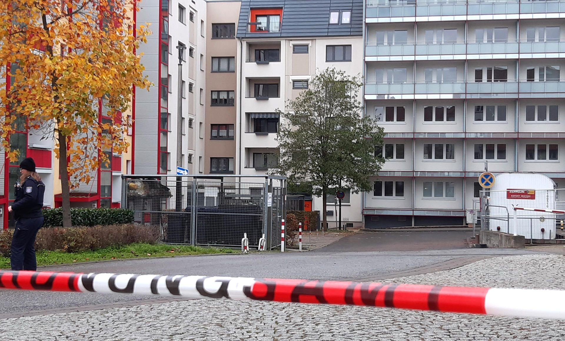 Absperrband flattert vor einem Wohnhaus in Nordhausen. Bei Sanierungsarbeiten am Nordhäuser Theater wurde ein Blindgänger entdeckt - mitten in der Stadt.