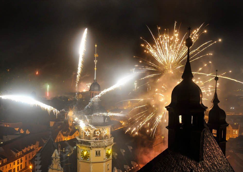 Zu Silvester lässt es Sachsen-Anhalt krachen - wie hier in Köthen. Für 150 000 Hunde im Land ist das nicht schön. Ihre Halter helfen den Vierbeinern unterschiedlich durch die Nacht.