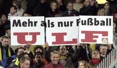Fans feiern am Sonntag (15.11.2003) im Dresdener Rudolf-Harbig-Stadion Ulf Kirsten. Der frühere Spieler von Dynamo Dresden spielte in der sächsischen Landeshauptstadt bei seinem Abschiedsspiel gegen die Dynamo All Stars. (Foto: dpa)