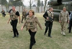 Bundeskanzlerin Angela Merkel (CDU) geht am Samstag vor ihrem Abflug zum Flughafen mit einem CH-53-Hubschrauber im ISAF-Hauptquartier in Kabul auf eine Gruppe von Soldaten zu. (Foto: dpa)
