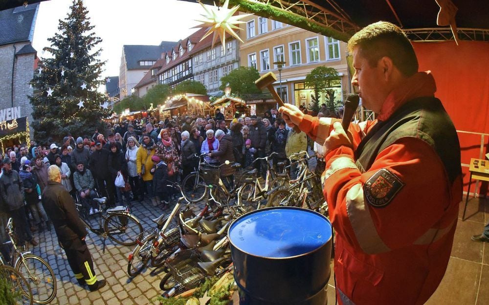 Ordnungsamtsleiter Christian Grossy schwingt bei der Fundsachenversteigerung den Hammer für einen guten Zweck.